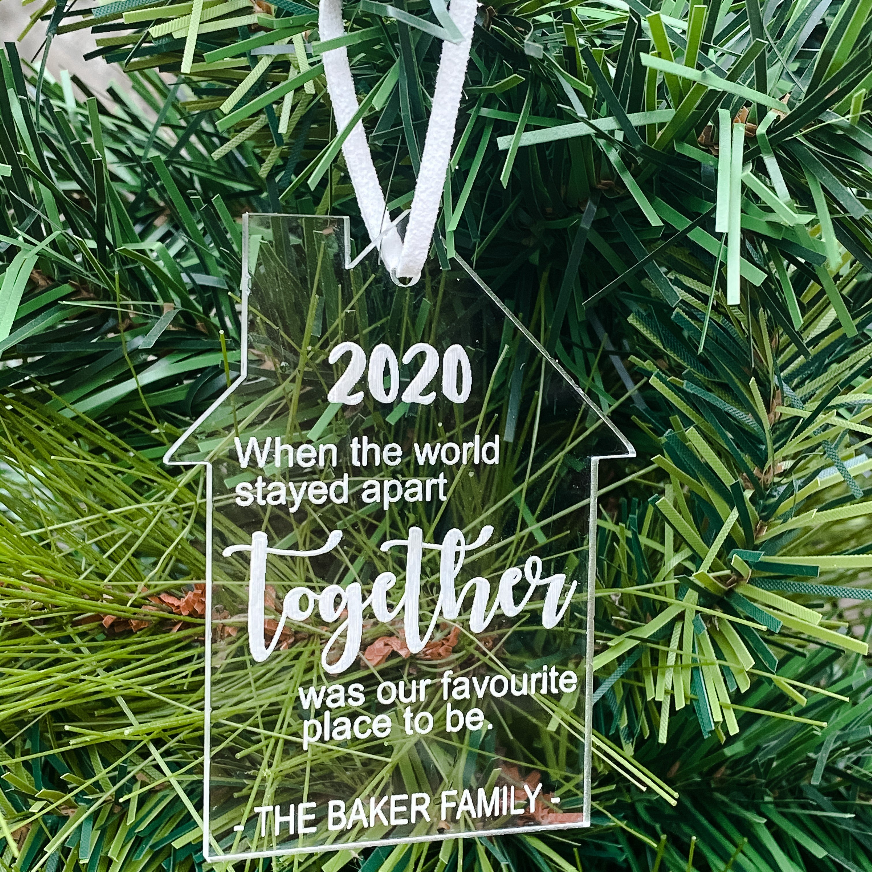 The "2020" Christmas tag